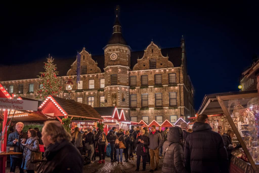 verlichte kerstmarkt beroemde burgplatz met uitzicht oude herenhuis dusseldorf duitsland Verlichte kerstmarkt op beroemde Burgplatz met uitzicht op oude herenhuis in Düsseldorf, Duitsland