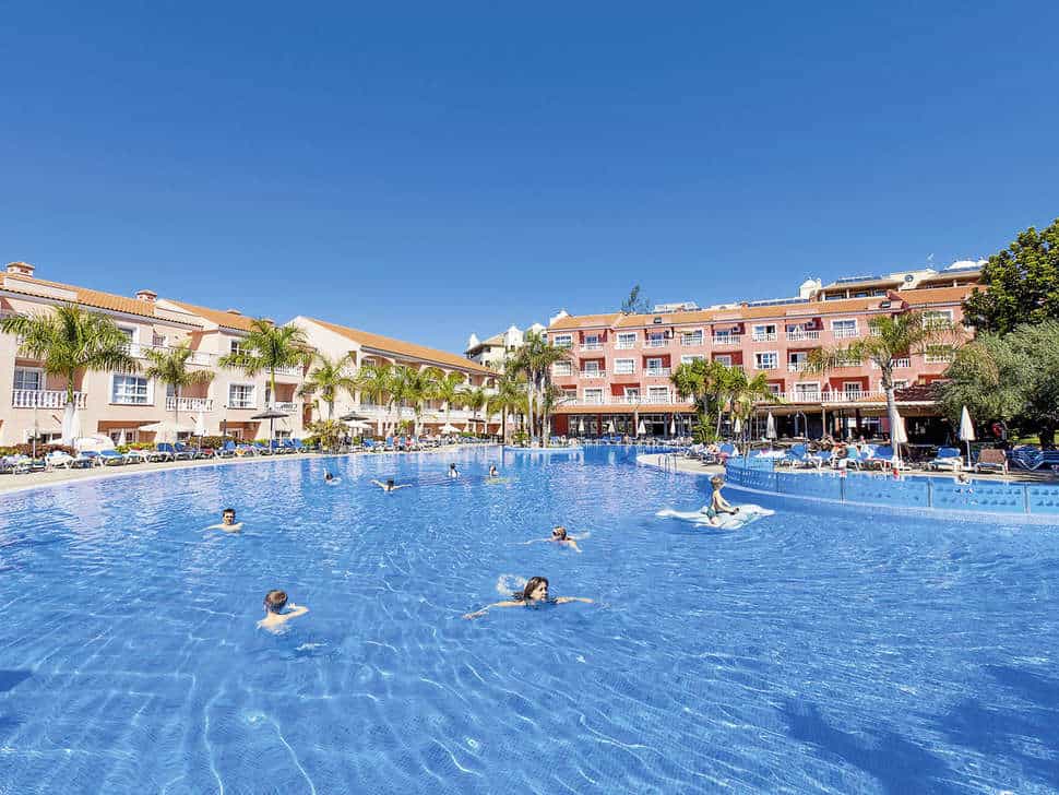 zwembad aparthotel el duque in costa adeje tenerife spanje Zwembad van Aparthotel El Duque in Costa Adeje, Tenerife, Spanje