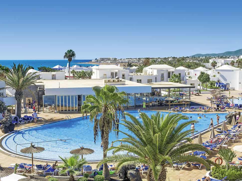 zwembad floresta aparthotel in puerto del carmen lanzarote spanje Zwembad van Floresta Aparthotel in Puerto del Carmen, Lanzarote, Spanje