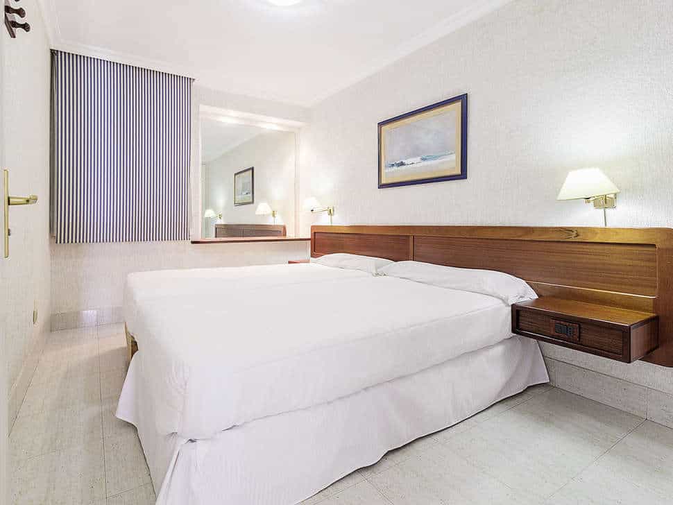 slaapkamer appartementen fariones in puerto del carmen lanzarote spanje Slaapkamer van appartement van Appartementen Fariones in Puerto del Carmen, Lanzarote, Spanje