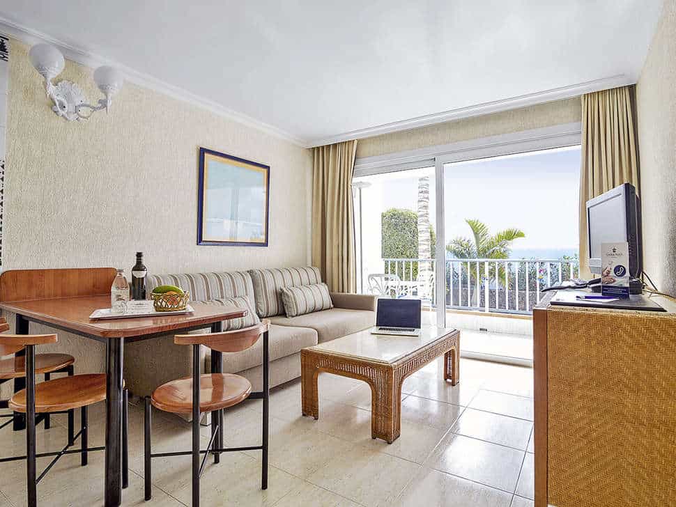 woonkamer appartementen fariones in puerto del carmen lanzarote spanje Woonkamer van appartement van Appartementen Fariones in Puerto del Carmen, Lanzarote, Spanje