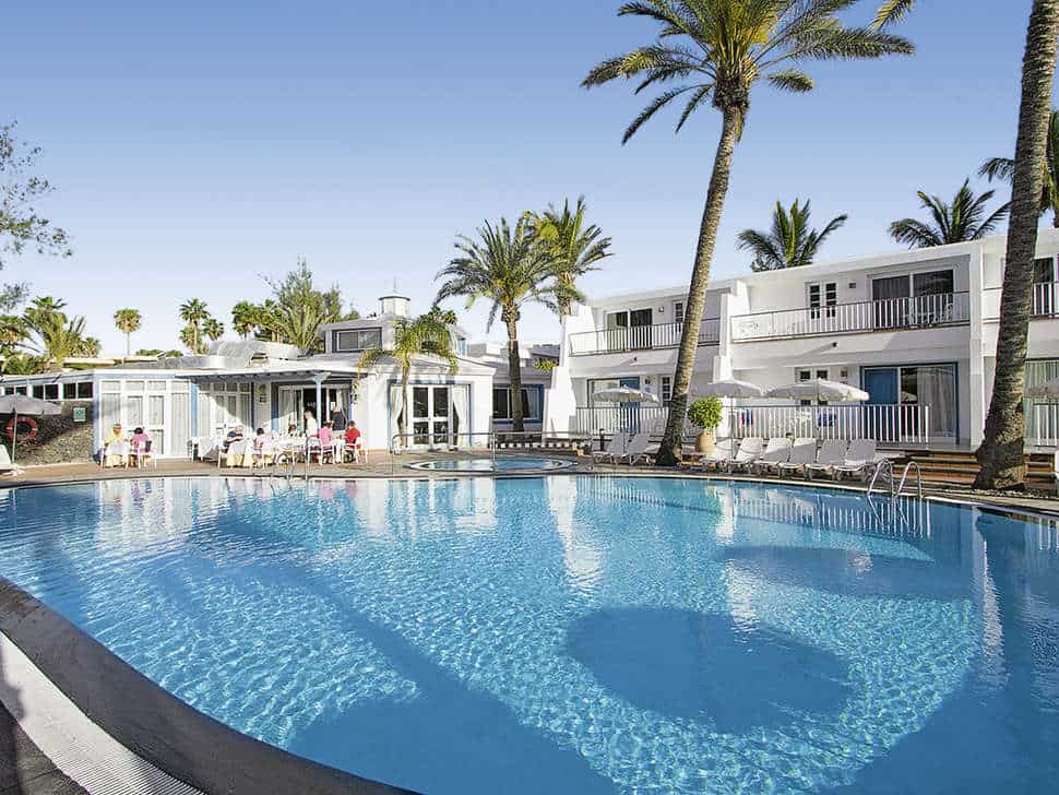 zwembad appartementen fariones in puerto del carmen lanzarote spanje Zwembad van Appartementen Fariones in Puerto del Carmen, Lanzarote, Spanje