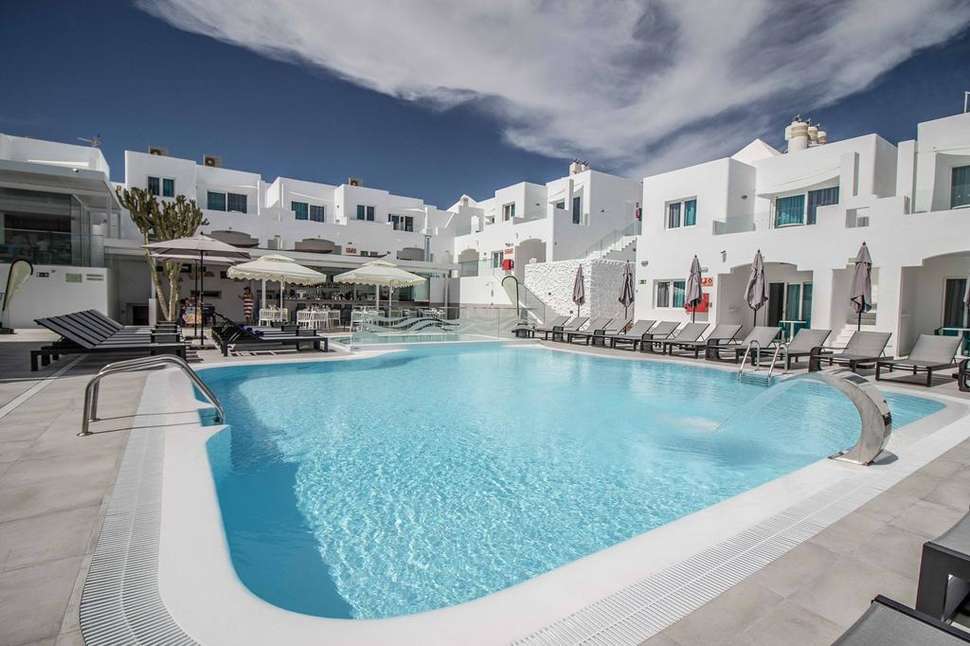 zwembad guinate club in puerto del carmen lanzarote spanje Zwembad van Guinate Club in Puerto del Carmen, Lanzarote, Spanje