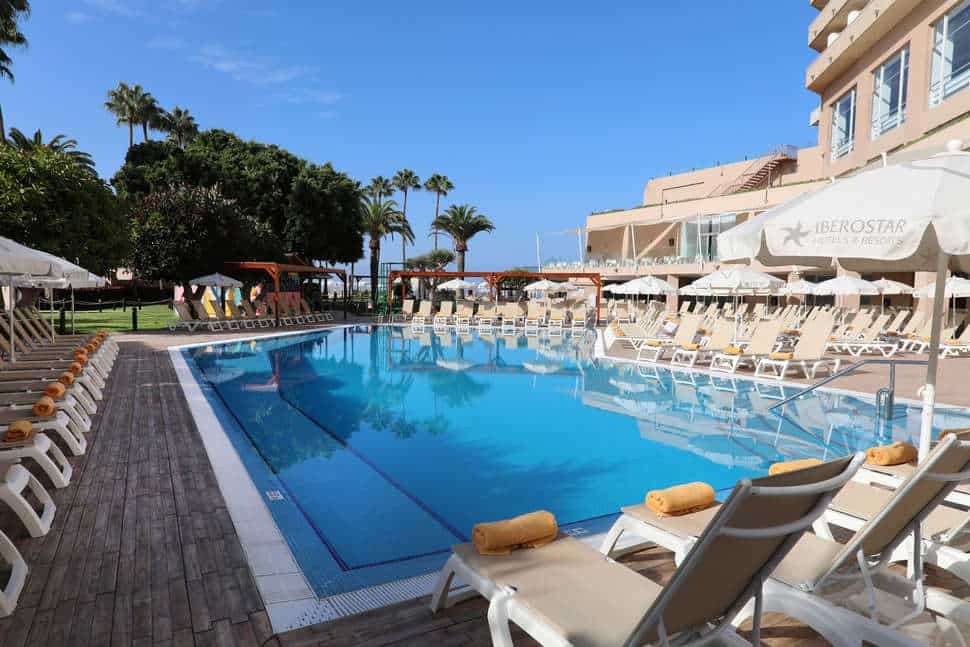 zwembad iberostar bouganville playa in costa adeje tenerife spanje Zwembad van Iberostar Bouganville Playa in Costa Adeje, Tenerife, Spanje