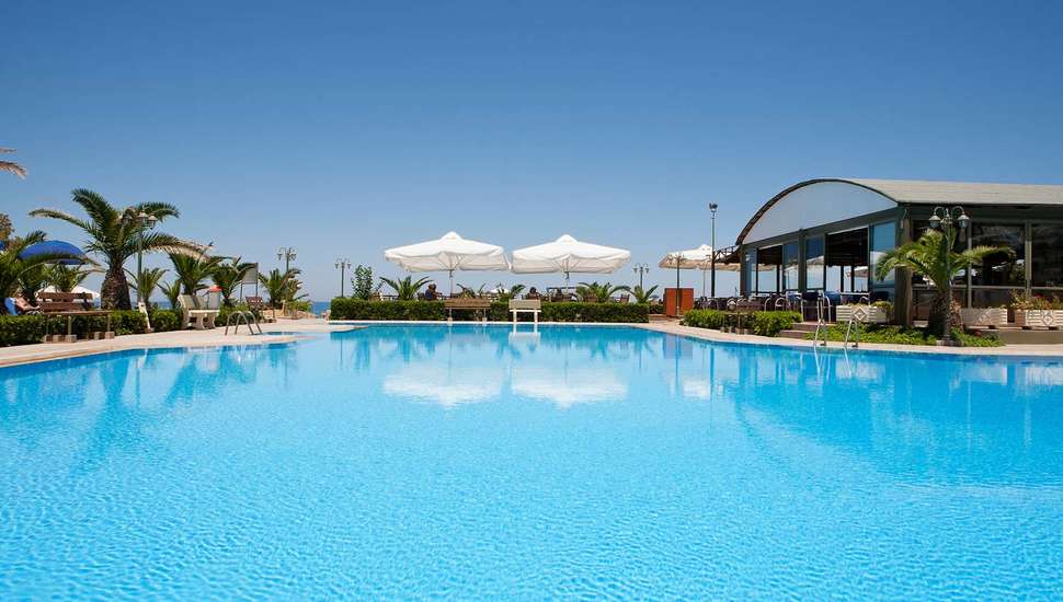 zwembad marinos beach appartementen in rethymnon kreta griekenland Zwembad van Marino’s Beach Appartementen in Rethymnon, Kreta, Griekenland