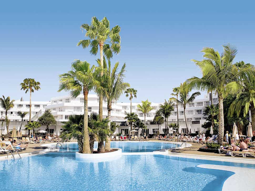 zwembad riu paraiso lanzarote resort in puerto del carmen lanzarote spanje Zwembad van RIU Paraiso Lanzarote Resort in Puerto del Carmen, Lanzarote, Spanje