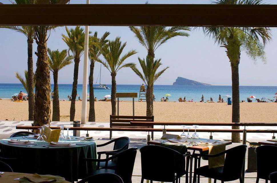 strand terras les dunes comodoro in benidorm costa blanca spanje Strand en terras van Les Dunes Comodoro in Benidorm, Costa Blanca, Spanje