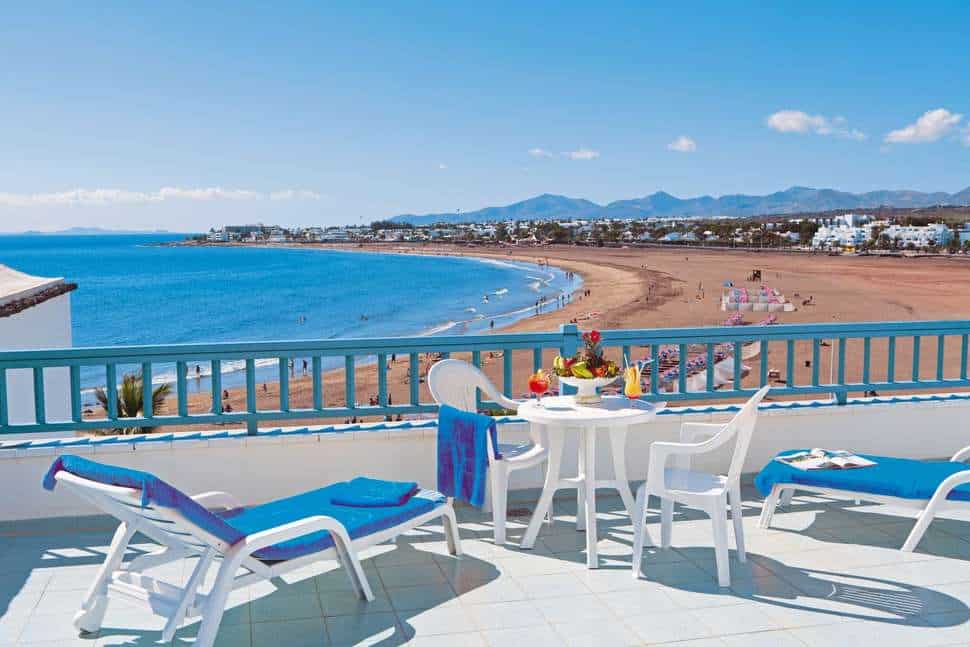 uitzicht strand seaside los jameos playa in puerto del carmen lanzarote spanje Uitzicht op het strand bij Seaside Los Jameos Playa in Puerto del Carmen, Lanzarote, Spanje