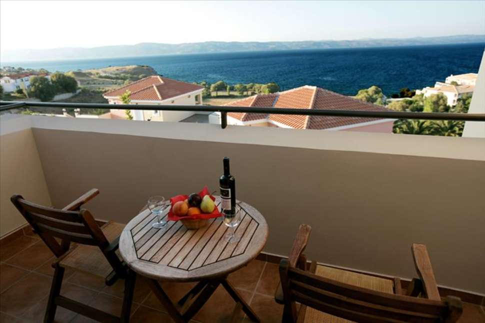 uitzicht sunrise resort hotel in molyvos lesbos griekenland Uitzicht van Sunrise Resort Hotel in Molyvos, Lesbos, Griekenland