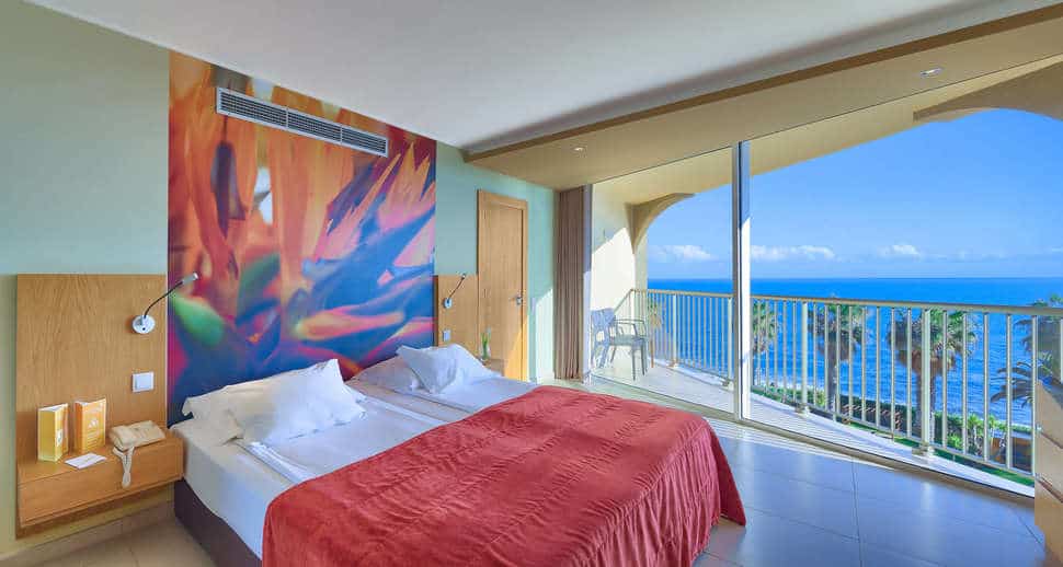 hotelkamer four views oasis hotel in canico madeira portugal Hotelkamer van Four Views Oasis Hotel in Canico, Madeira, Portugal