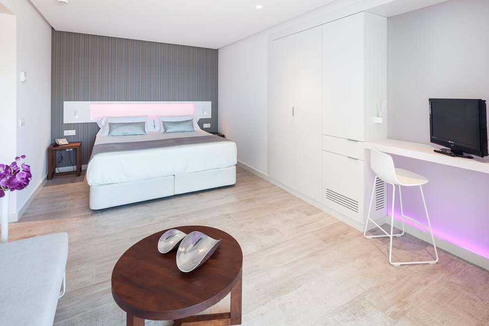 hotelkamer hotel garbi ibiza spa in playa den bossa ibiza spanje Hotelkamer van Garbi Ibiza & Spa in Playa d’en Bossa, Ibiza, Spanje