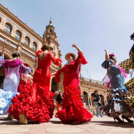 Jonge vrouwen dansen de flamenco op Plaza de España in Sevilla, Spanje