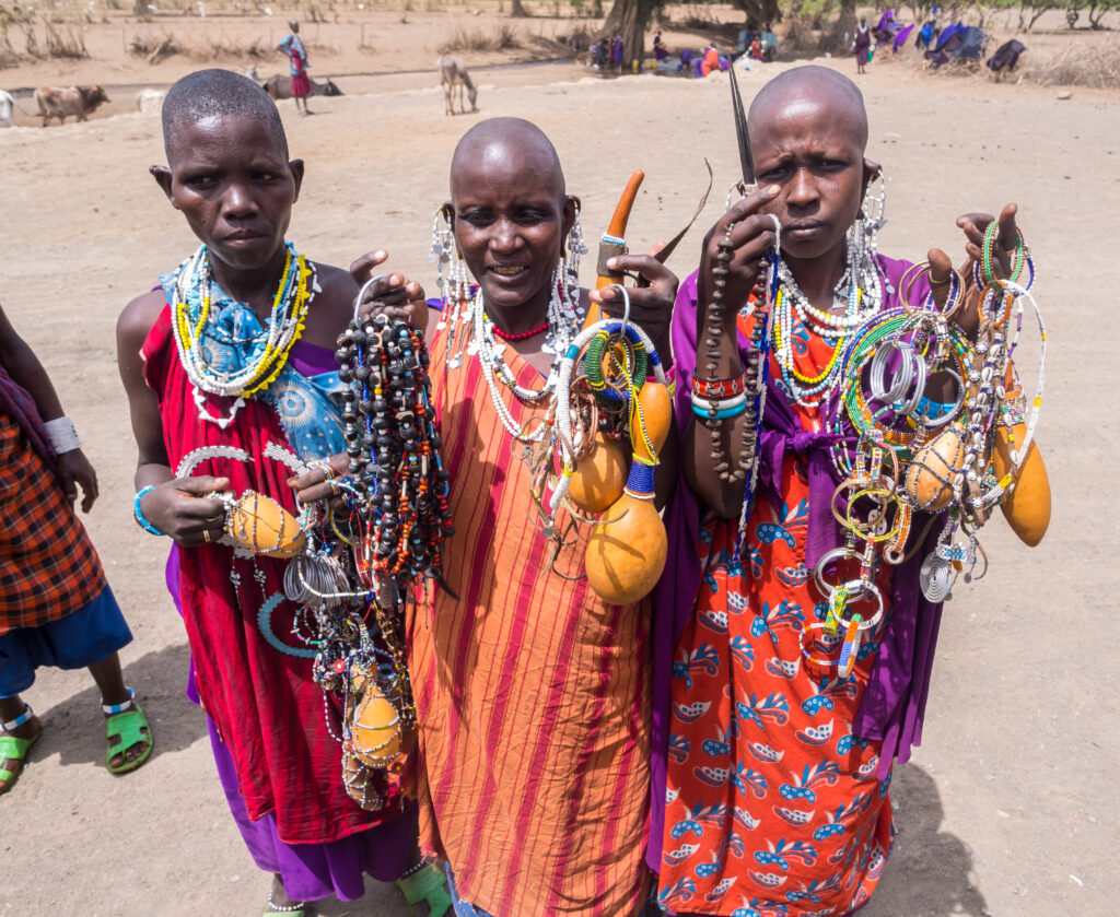 masai mensen tonen hun verkoopwaren Masai mensen tonen hun verkoopwaren
