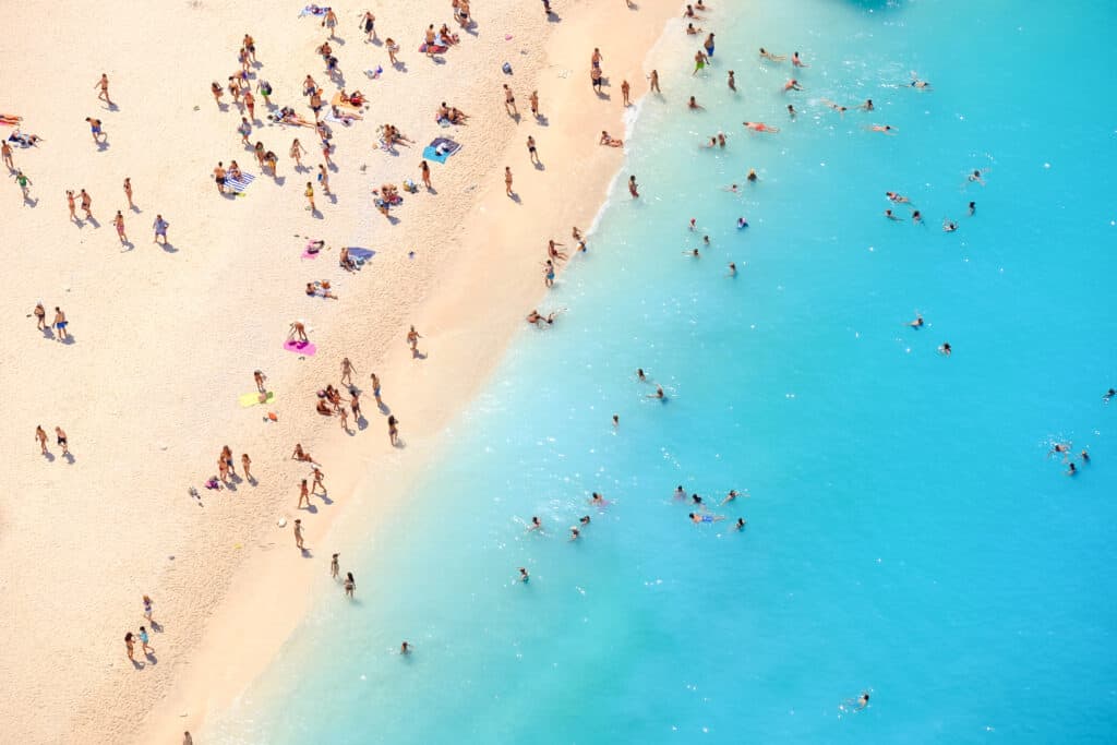 mensen zwemmen strand griekenland Mensen zwemmen bij een strand op Zakynthos in Griekenland