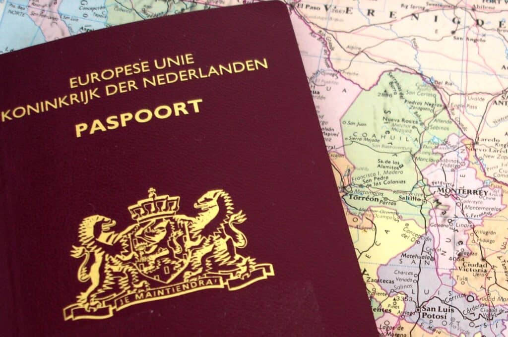 nederlands paspoort landkaart Nederlands paspoort op een landkaart