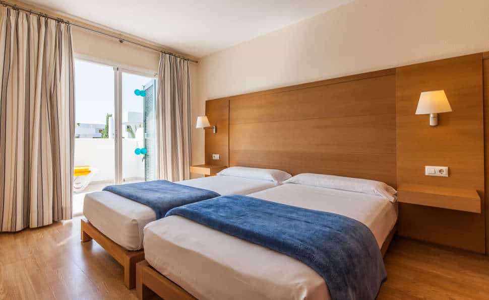 Slaapkamer van appartement van Blue Sea Club Martha’s in Cala d’Or, Mallorca, Spanje