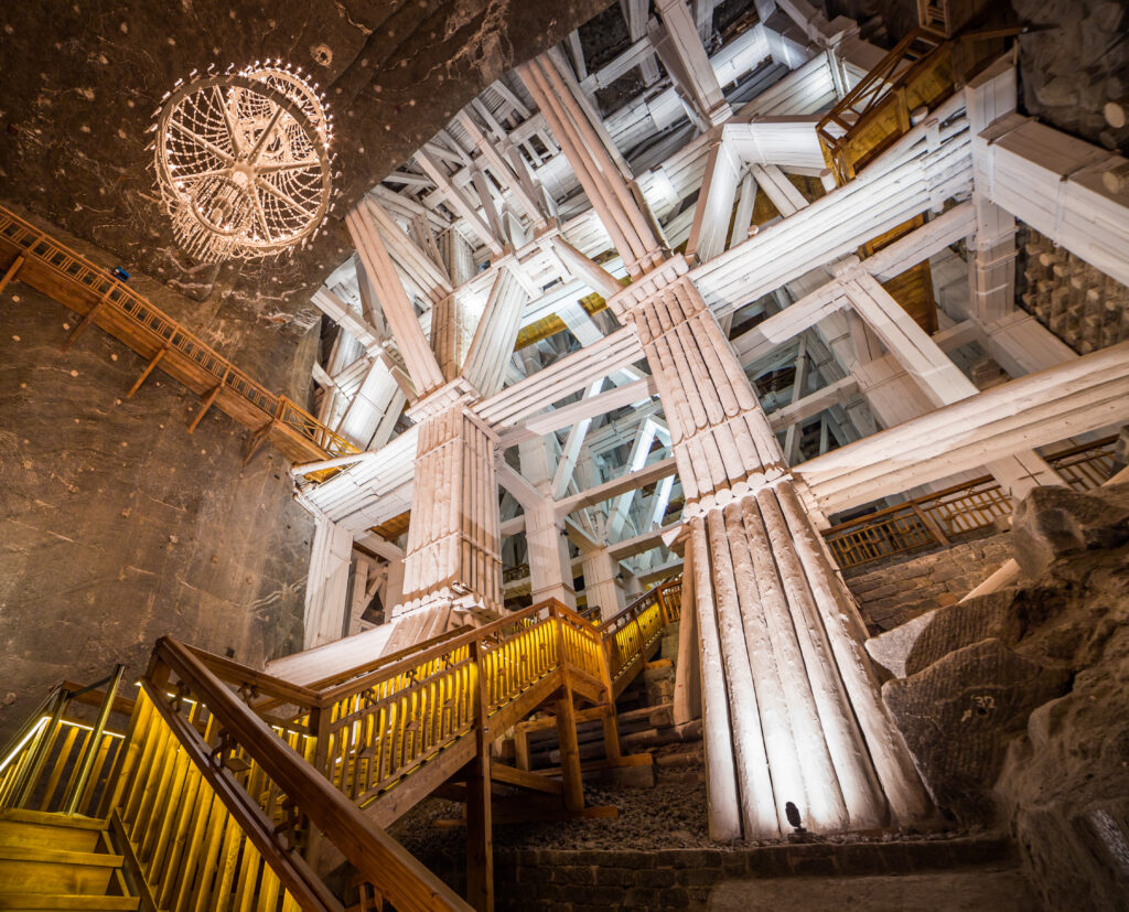 trappen binnenin wieliczka zoutmijn polen Trappen binnenin de Wieliczka zoutmijn in Polen