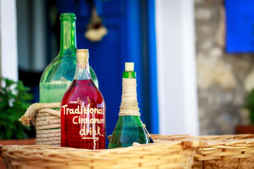 wijnflessen zakynthos griekenland Drankjes in een mand in Griekenland