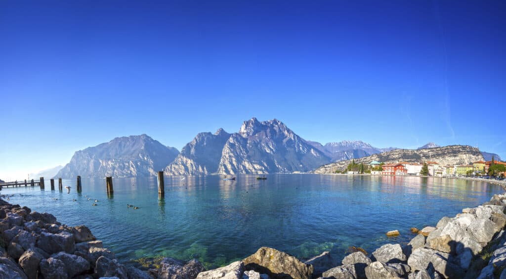 bergen gardameer italie Italiaanse meren: het Gardameer met uitzicht op de bergen in Italië