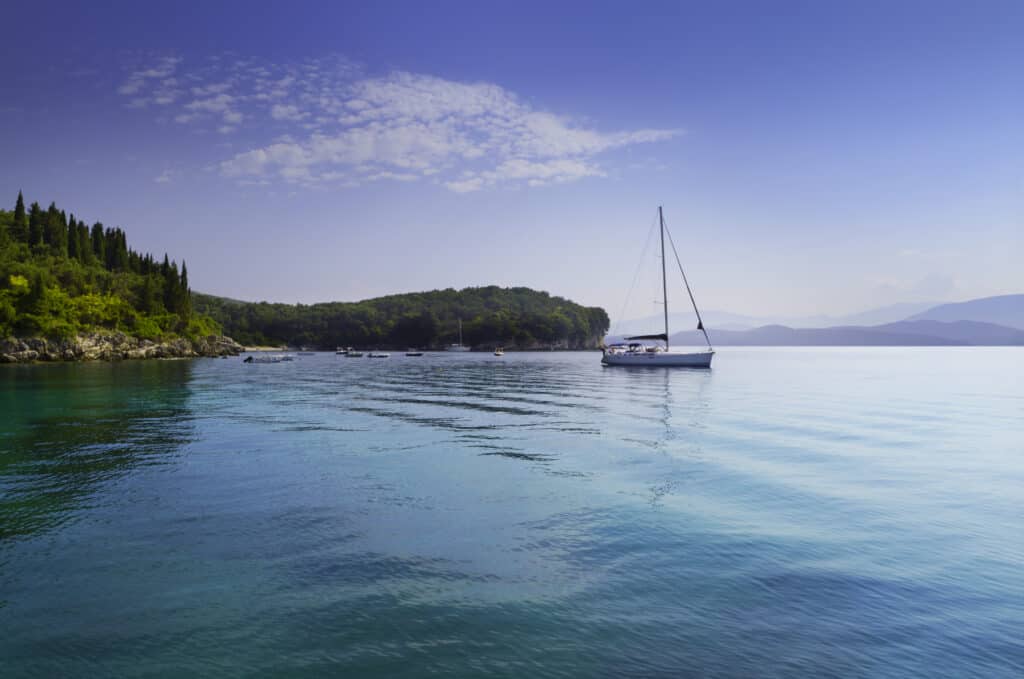 boot zee corfu griekenland Baai van Agni op Corfu in Griekenland