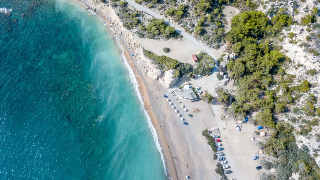 Bovenaanzicht van het strand in Kremasti, Rhodos