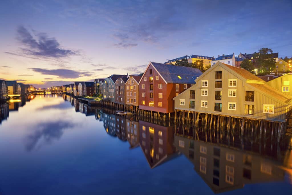 gekleurde houten huizen aan water trondheim noorwegen Gekleurde houten huizen aan het water in Trondheim, Noorwegen