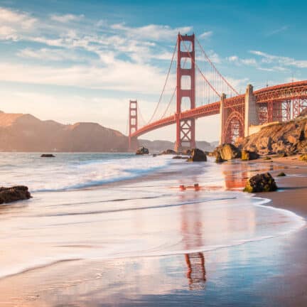 Golden Gate Bridge bij zonsondergang in San Francisco, California