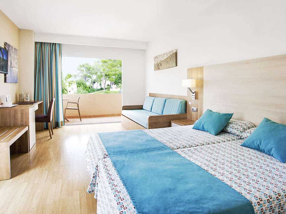 Hotelkamer van Invisa Figueral Resort in Playa de Figueral, Ibiza, Spanje