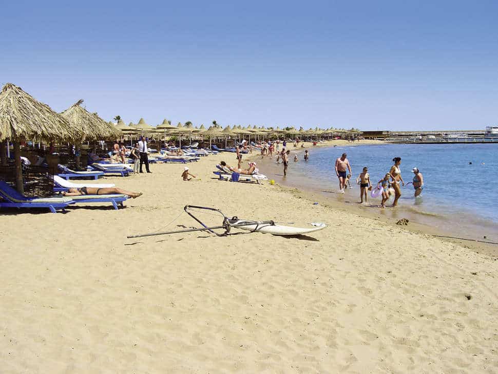 strand aladdin beach resort in hurghada rode zee egypte Strand van Aladdin Beach Resort in Hurghada, Rode Zee, Egypte