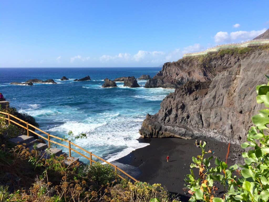 strand la palma spanje Vulkaanstrand bij de zee