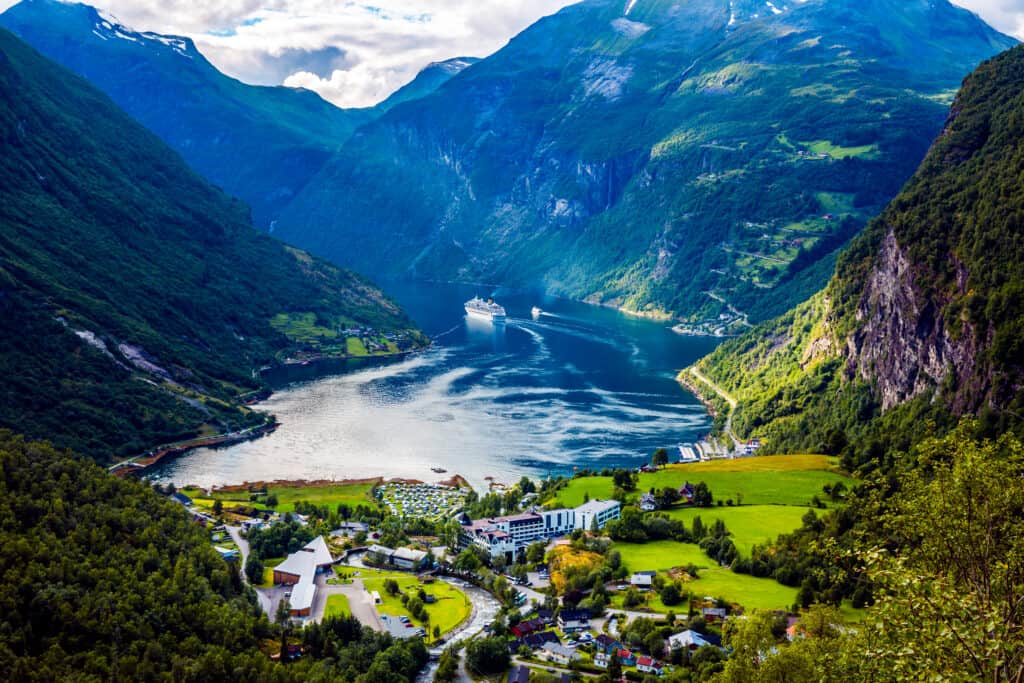 uitzicht geirangerfjord noorwegen Uitzicht op de Geirangerfjord in Noorwegen