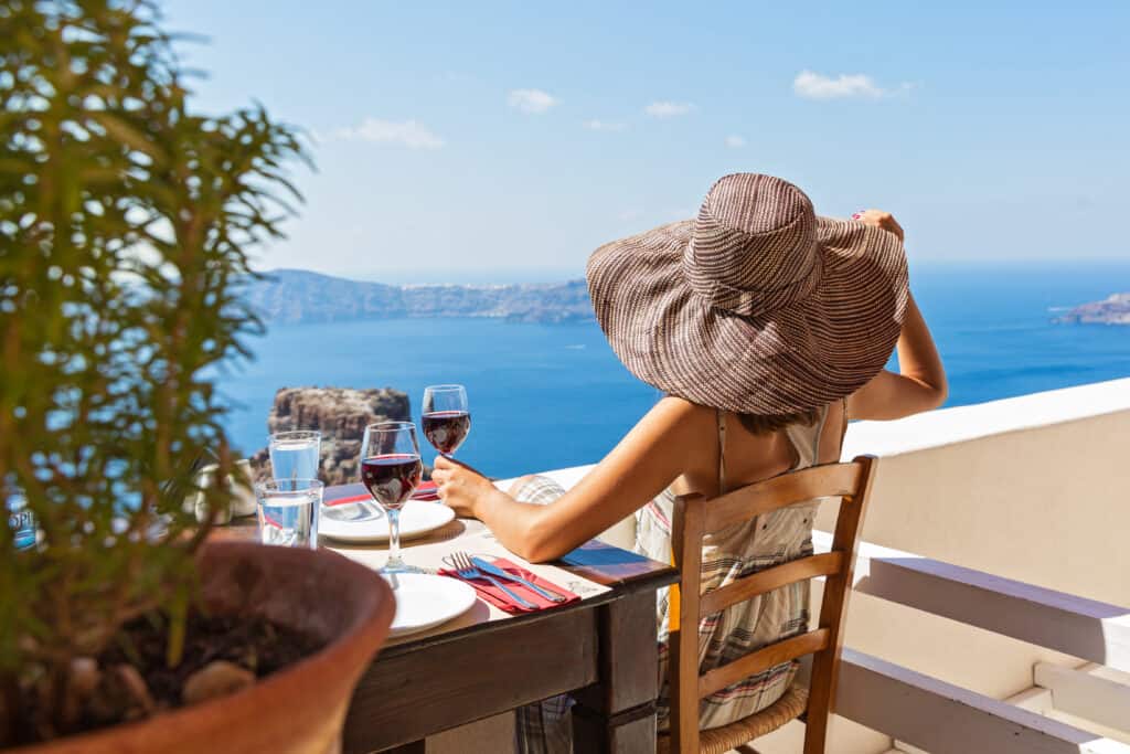 wijn terras griekenland Wijntje drinken op een terras in Griekenland