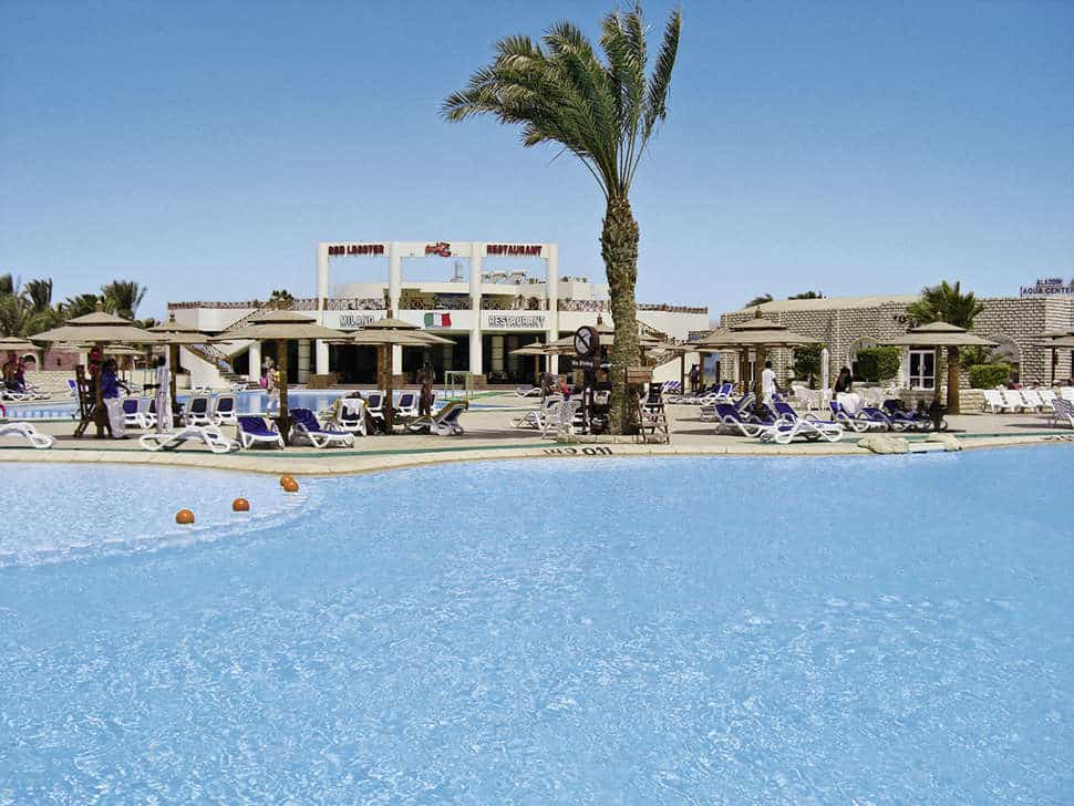 zwembad aladdin beach resort in hurghada rode zee egypte Zwembad van Aladdin Beach Resort in Hurghada, Rode Zee, Egypte