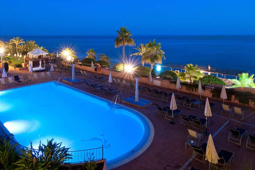 zwembad fuerte marbella in marbella costa del sol spanje Zwembad van Fuerte Marbella in Marbella, Costa del Sol, Spanje