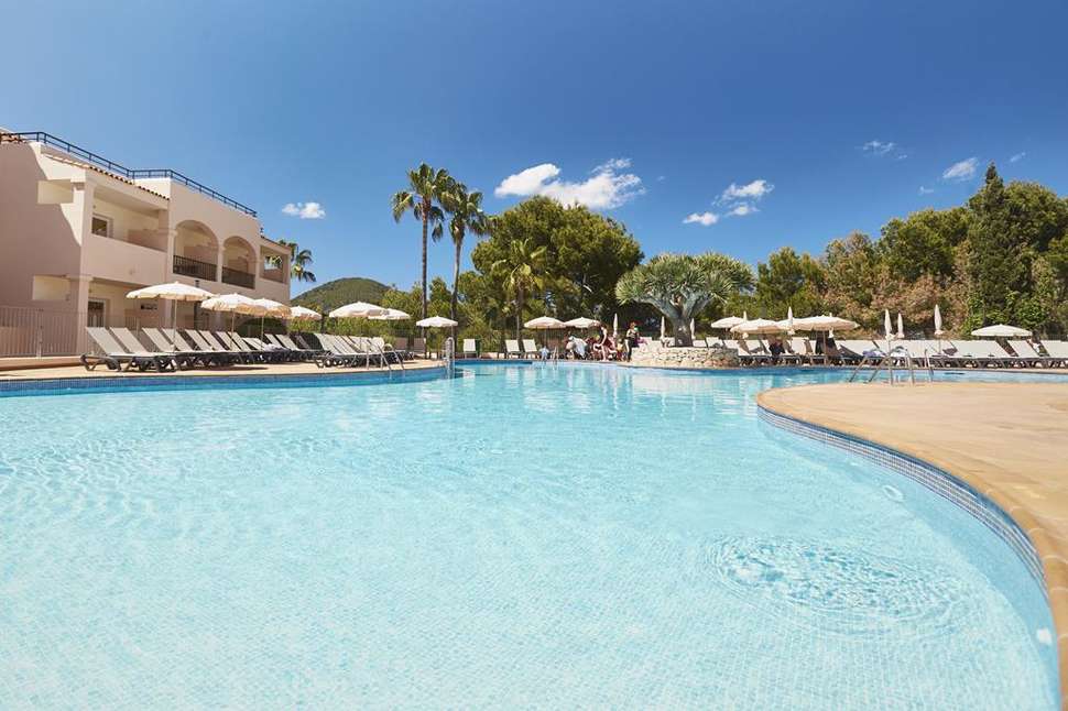Zwembad van Invisa Figueral Resort in Playa de Figueral, Ibiza, Spanje