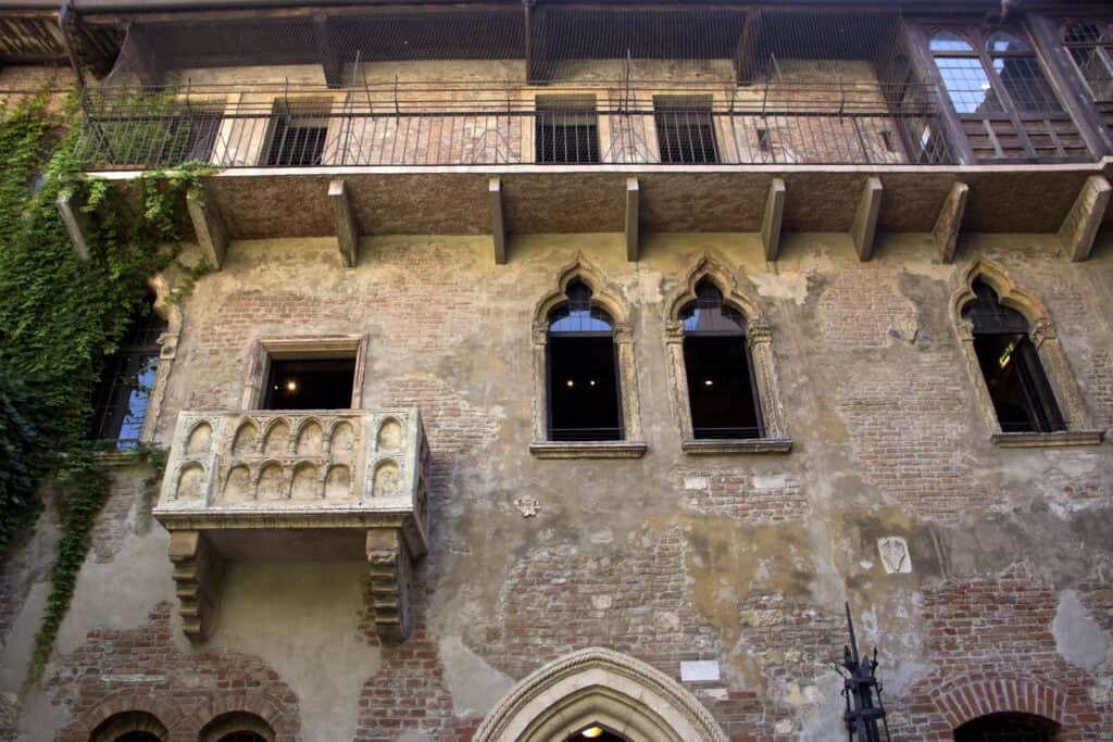 balkon huis julia verona italie Balkon van het Huis van Julia in Verona, Italië