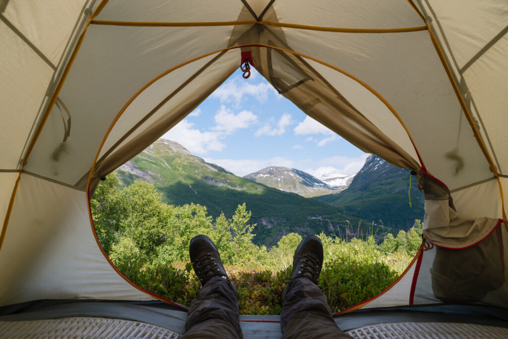 binnenin tent met uitzicht bergen noorwegen Binnenin tent met uitzicht op de bergen in Noorwegen