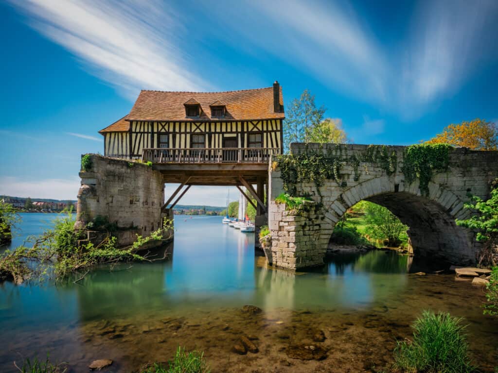 brug huis frankrijk Huis met een brug over de Seine, Frankrijk
