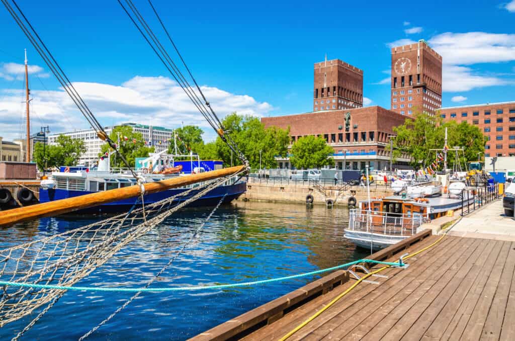 gemeentehuis aan haven oslo noorwegen Gemeentehuis aan de haven in Oslo, Noorwegen
