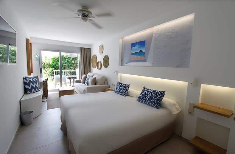 hotelkamer portinatx beach club in cala portinatx ibiza spanje Hotelkamer van Portinatx Beach Club in Cala Portinatx, Ibiza, Spanje