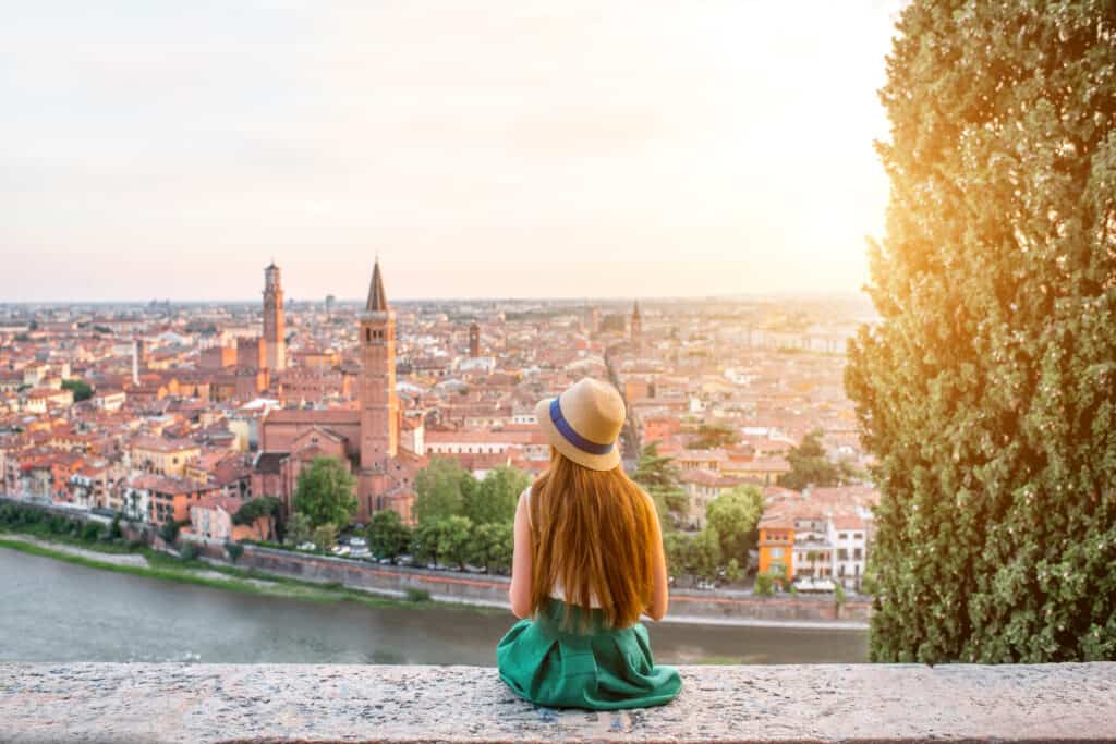 jonge vrouw kijkt uit stad verona italie Jonge vrouw kijkt uit over de stad Verona in Italië
