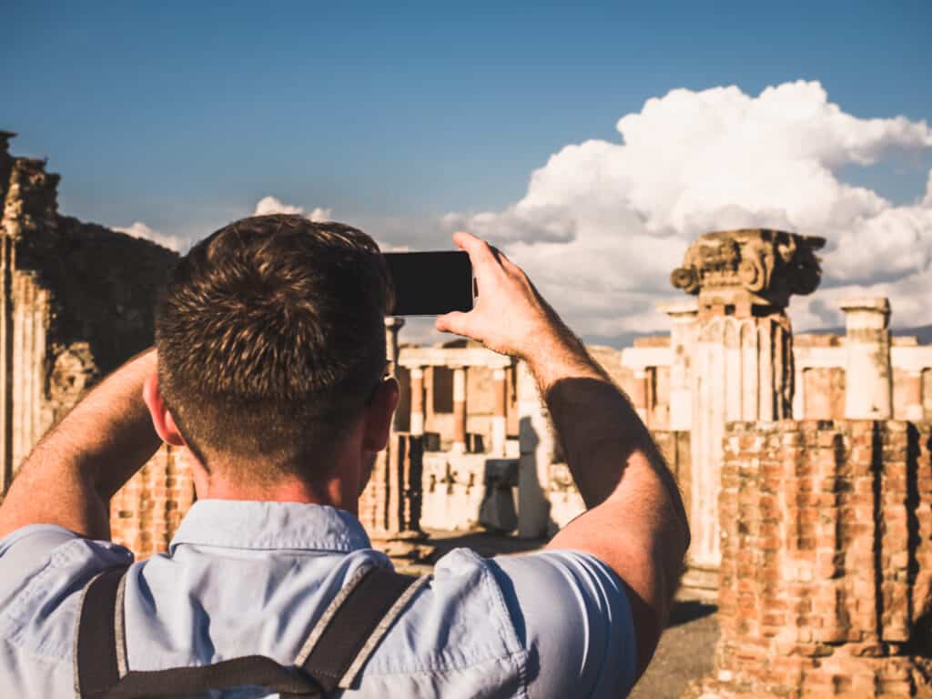 man foto italie Man neemt foto in Italië