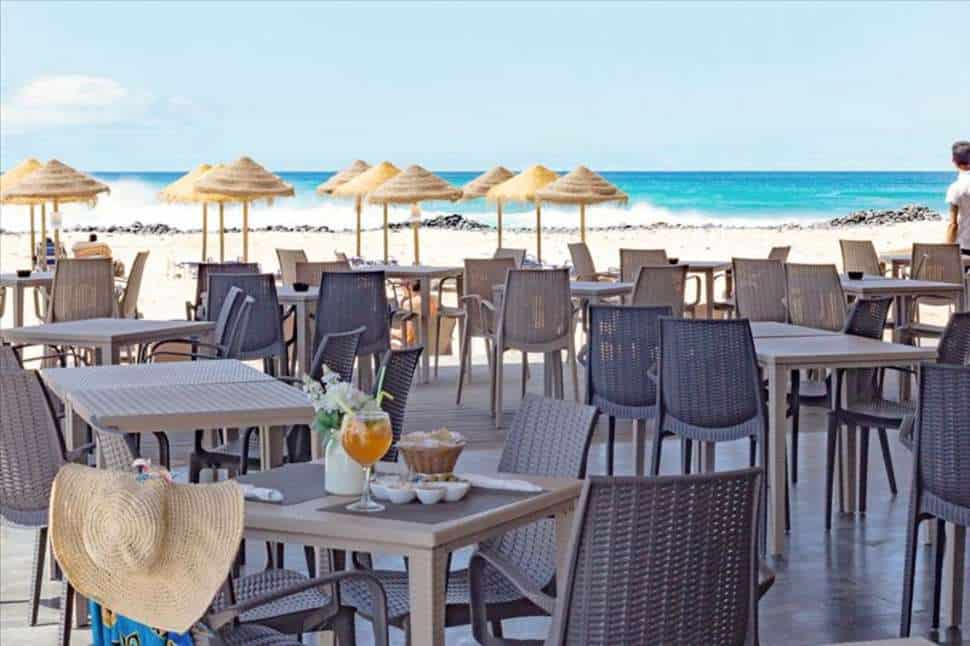 Strand en terras van Agua Hotels Sal Vila Verde in Santa Maria, Sal, Kaapverdië
