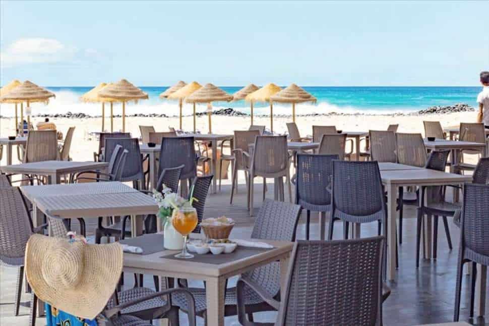 strand terras agua hotels sal vila verde in santa maria sal kaapverdie Strand en terras van Agua Hotels Sal Vila Verde in Santa Maria, Sal, Kaapverdië