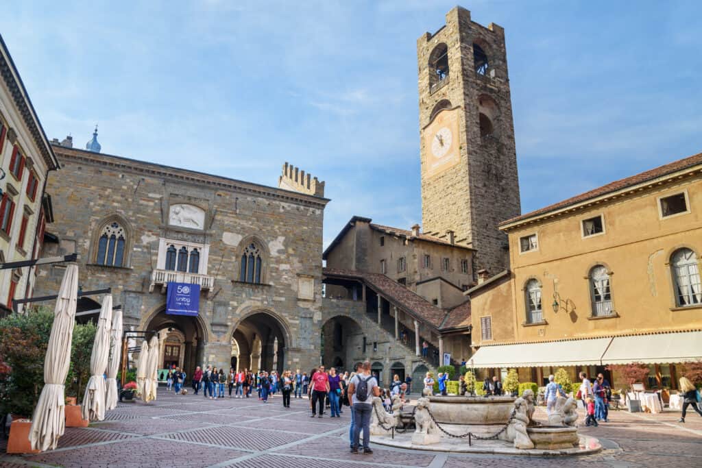 toeristen bij piazza vecchia citta alta bergamo italie Toeristen bij Piazza Vecchia van Citta Alta in Bergamo, Italië