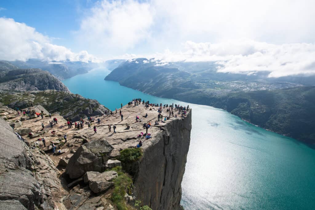 toeristen preikestolen noorwegen Toeristen op de Preikestolen in Noorwegen