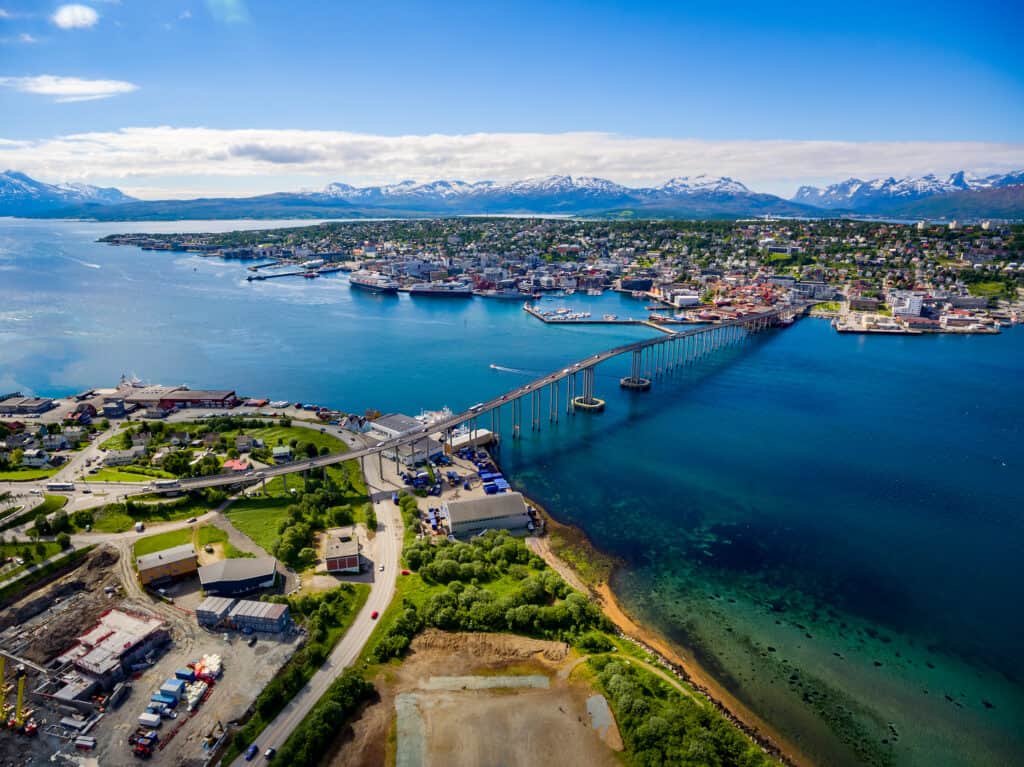 uitzicht bergen brug tromso noorwegen Uitzicht op de bergen en brug van Tromsø
