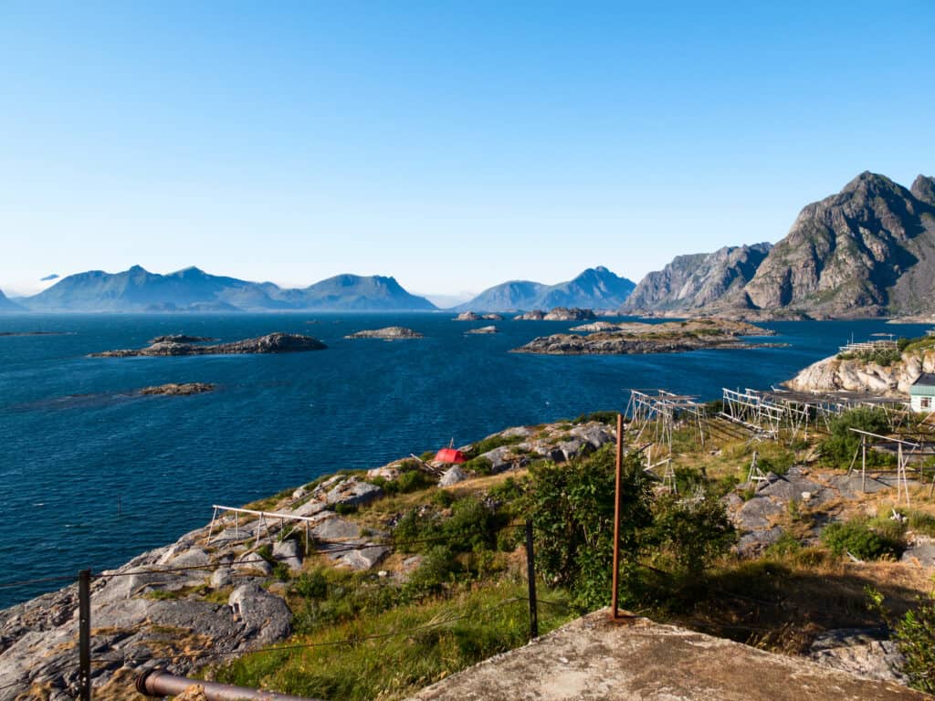 uitzicht bergen zee bij honningsvag noorwegen Uitzicht over de bergen en zee bij Honningsvåg