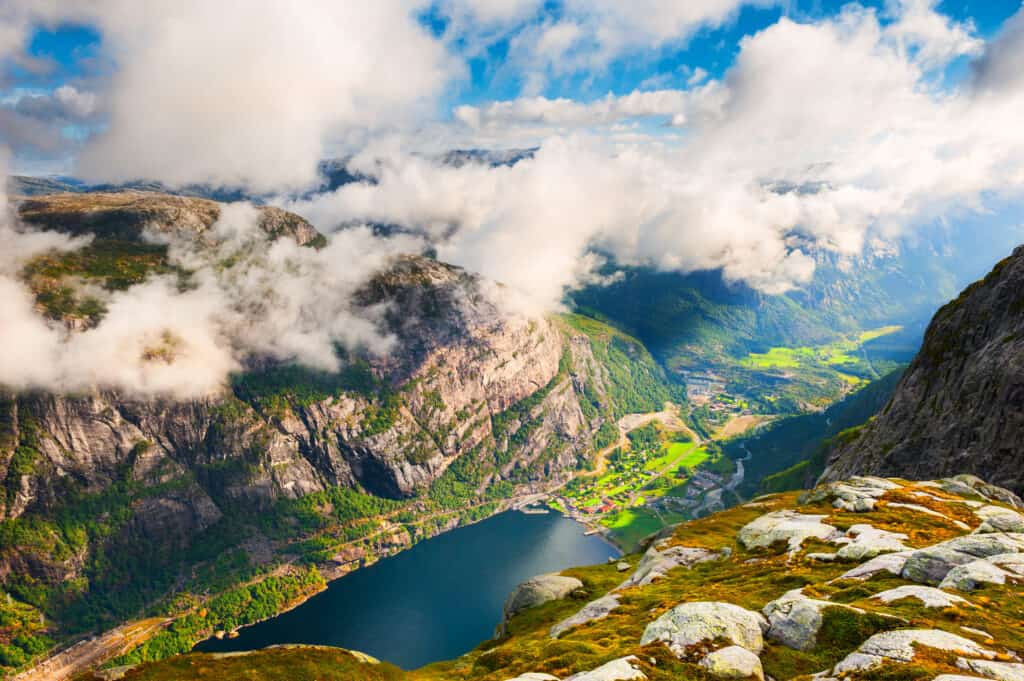 uitzicht lysefjord vanaf kjerag berg noorwegen Uitzicht over de Lysefjord vanaf Kjerag berg, Noorwegen
