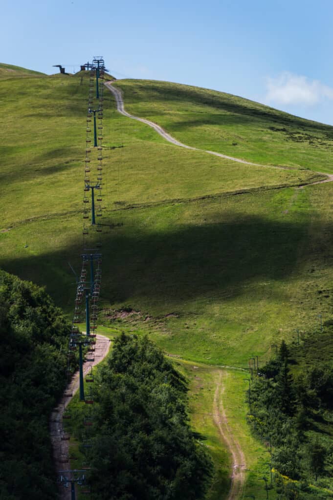uitzicht skilift wandelpad montecampione italie Uitzicht op een skilift en wandelpad van de Montecampione in Italië